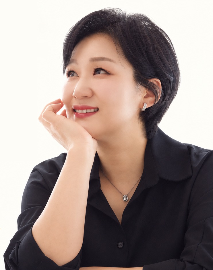 턱을 괴고 미소 짓는 임주리 코치